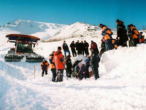 Спасатели на языке сошедшей лавины. Кировск, апрель 2006 года. Фото: Александр Коноплев.