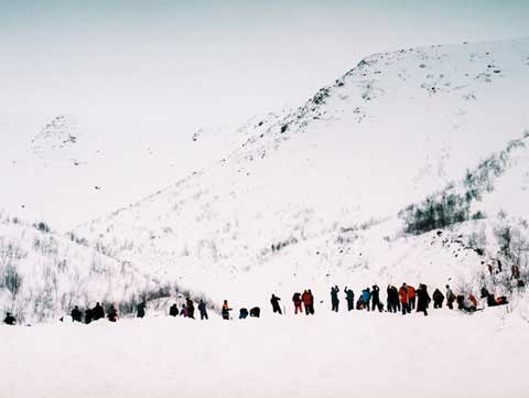 Работа с лавинными щупами. Фото: Александр Коноплев.