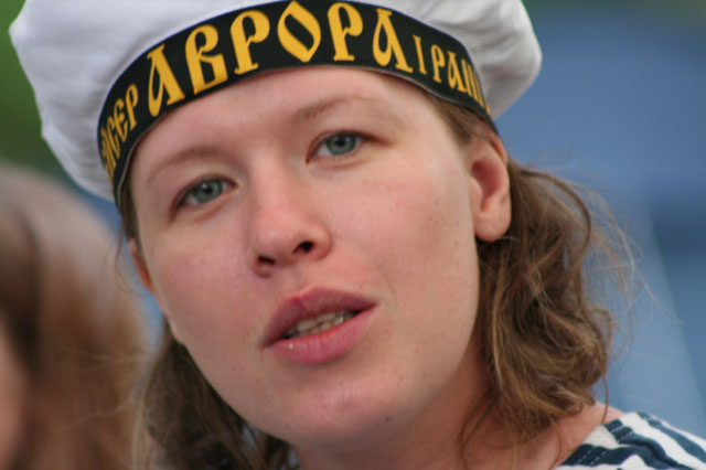 выписав для ентова дела Натку-Вертолет из Северной Пальмиры, которая быстро бросив работу, прискакала в картузе с крейсера Авроры,
чтоб не спутали её с местными
