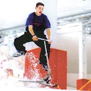Англичанин изобрёл снежный скутер и новый вид спорта