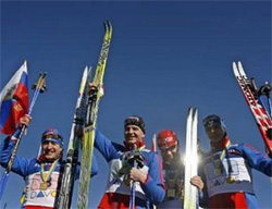 Иван Бабиков, Сергей Новиков, Илья Черноусов и Сергей Ширяев (Россия) после победы в эстафете 4 x 10 км в Давосе. Фото: REUTERS/Miro
