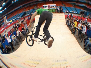 12 июня в Нью-Йорке известный американский bmx-райдер Кевин Робинсон попытается установить рекорд по вылету из квотерпайпа