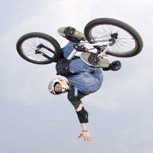 12 июня 2008 года BMX-ер Кевин Робинсон, золотой медалист X-Games, собирается установить в Нью-Йорке рекорд на самый высокий вылет из квотерпайпа на велосипеде