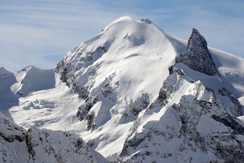 Сноуборд-лагерь на курорте Домбай проходит 12-й год подряд. Фото: Анатолий Стребелев.