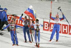 Команда России (слева направо): Максим Чудов, Иван Черезов, Николай Круглов и Дмитрий Ярошенко празднуют победу в эстафете 4х7 км. Фото: AP