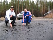 Евгений Дементьев и старший тренер по лыжным гонкам Тюменьтрансгаза Александр Дутов оценивают качество нового асфальта