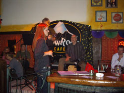 Поющая барменша в SnowRock café