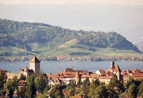 Замок, город, озеро