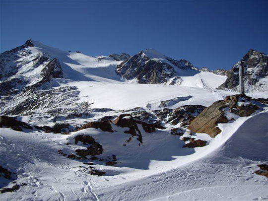 Слева вершина Hinterer (3440m) c подъемником