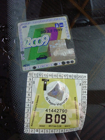 На границе с Чехией купил за 23 евро виньетки - на Чехию месячную и 10-дневную австрийскую