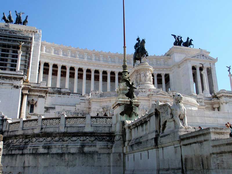 На улице Fori Imperiali