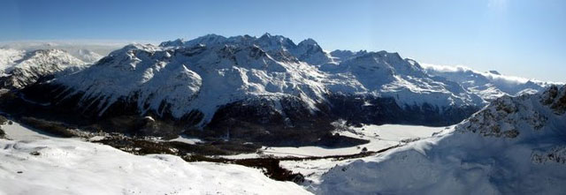 Панорама долины Engadin с вершины Piz Nair. Sankt Moriz расположен на берегу озера у подножья гор