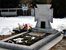 Рупите.
Могила Ванги, увенчанная богомильским крестом. Просто Ванга, без титулов и званий
