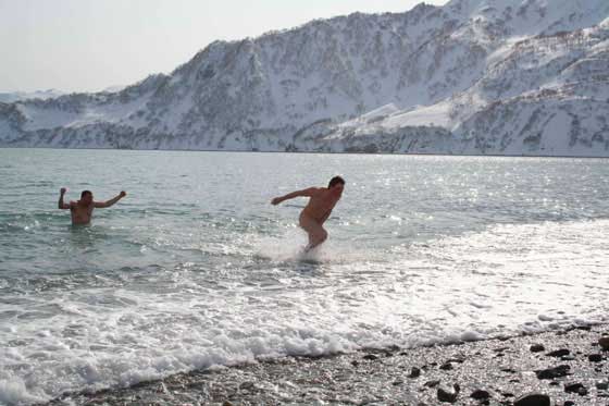 Резко все тело ощутило леденящий холод окружающей воды. Назад!!! Весь я однозначно согласился с этой мыслью. Вылетел первым. Следом за мной, с криком раненного носорога бежал Вася К.
