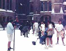 Ну, кто ж виноват, что зимние съёмки надо произвести летом? (фото snow-business.com)